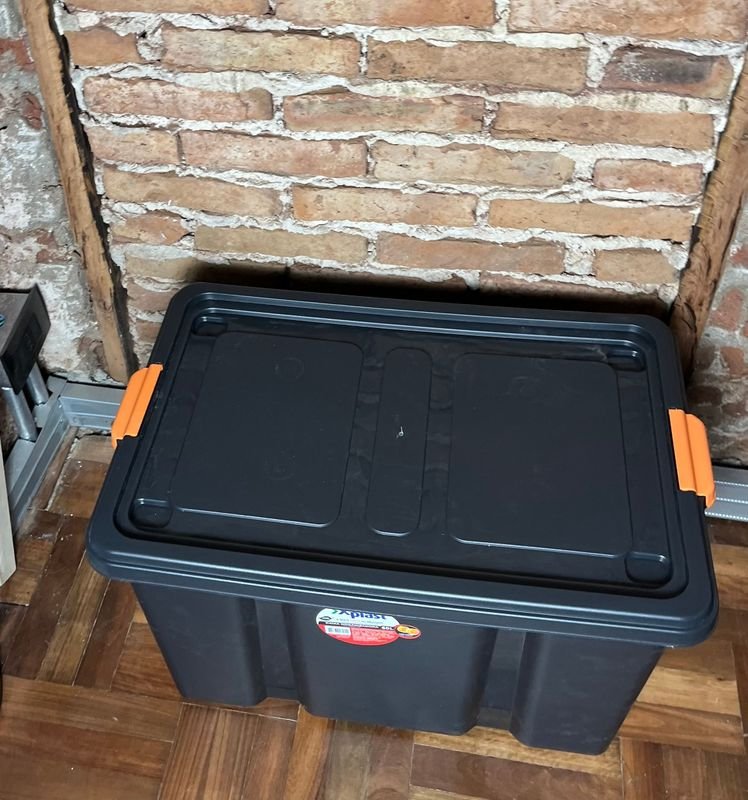 Caja Organizadora Plástica Negra con Tapa y Ruedas - 60 Lts