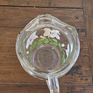 Jarra de Vidrio con Flores y Licorera Antigua con Tapón - imagen 2