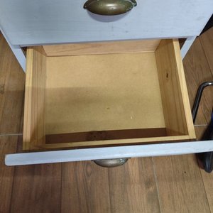 Mesa de Luz de Madera Maciza con Cajones - imagen 4