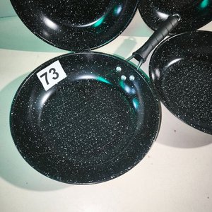 Set de 4 Sartenes Esmaltadas Negras con Puntos Blancos - imagen 3