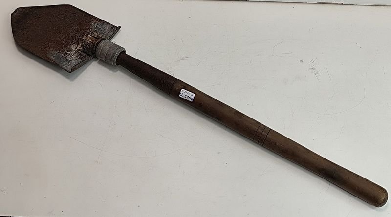 Pala Antigua de Uso Militar con Mango de Madera