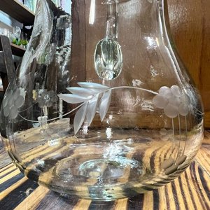 Jarra de Vidrio Transparente con Grabado Vegetal - imagen 6