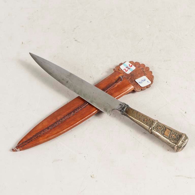 Lote siguiente: Cuchillo de mango plateria criolla con inicial R