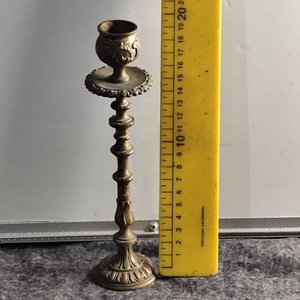 Lote siguiente: Portavelas de Bronce con Detalles Ornamentales