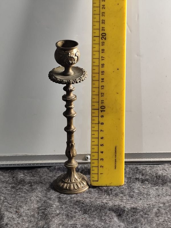 Portavelas de Bronce con Detalles Ornamentales