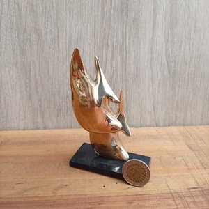 Escultura Moderna de Peces en Bronce y Acrílico - imagen 1