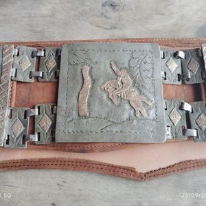 Rastra de cuero y metal con detalles en plata y oro - imagen 5