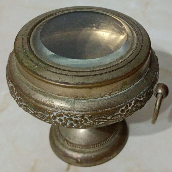 Cofre Antiguo Bronceado Estilo Art Nouveau con Tapa de Vidrio