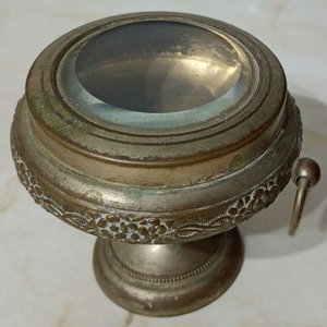 Cofre Antiguo Bronceado Estilo Art Nouveau con Tapa de Vidrio - imagen 1