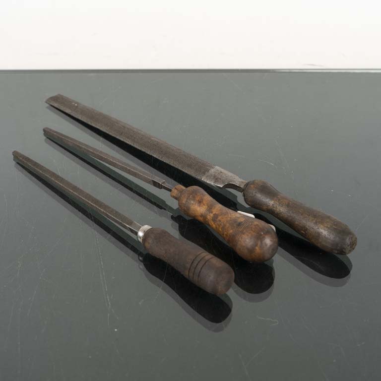 Lote siguiente: Tres limas con mango de madera - Medidas: 42cm