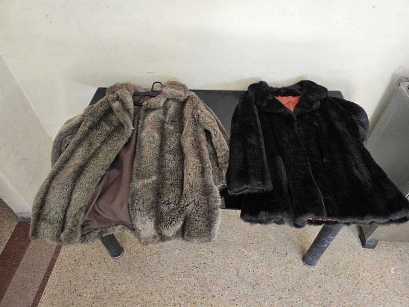 Dos Tapados de Piel para Hombre