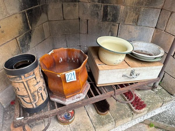 Botiquín de Madera, Porta Macetas, Pelela y Cepillos Antiguos