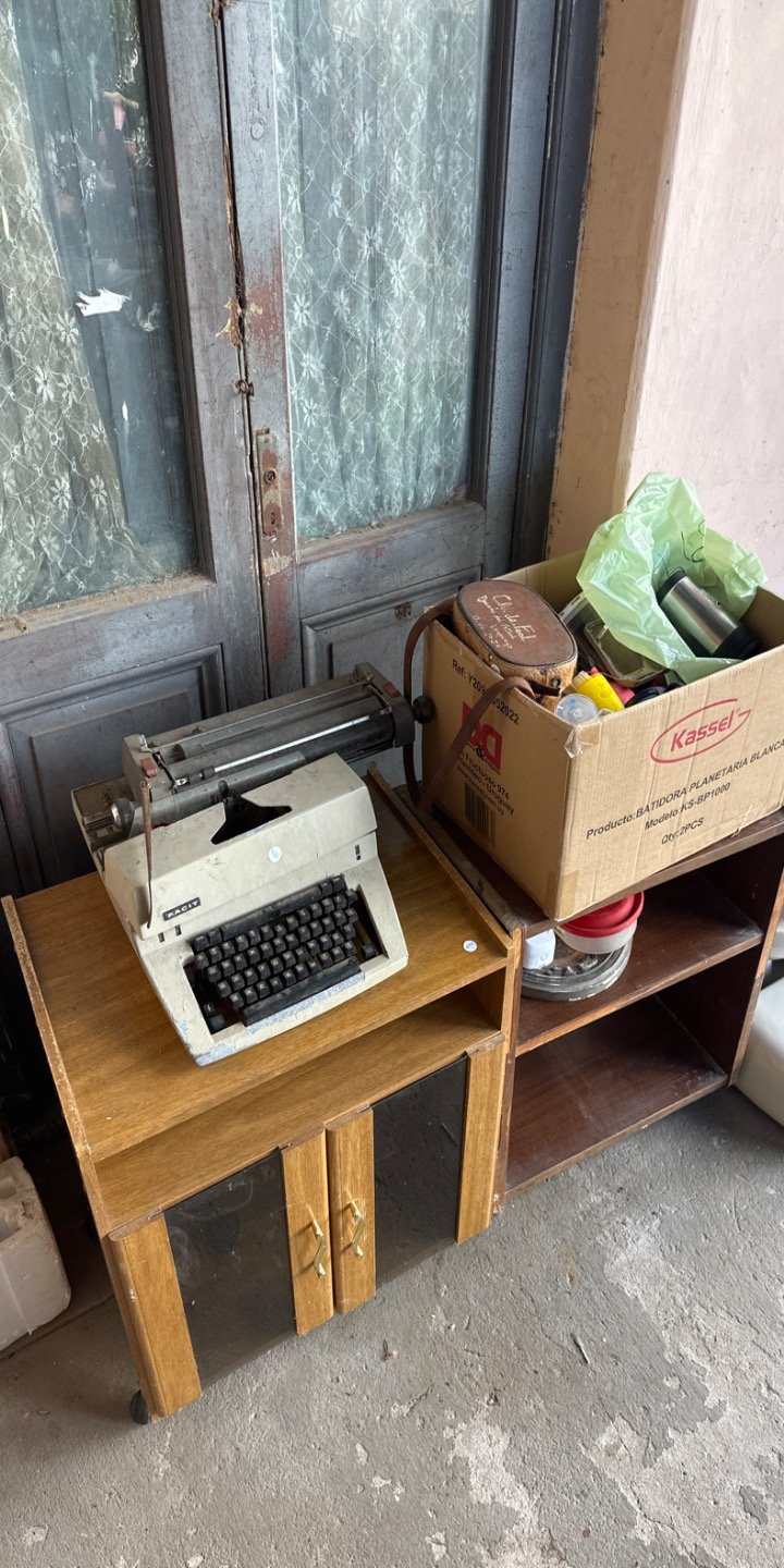 Máquina de Escribir Antigua y Estantería de Madera