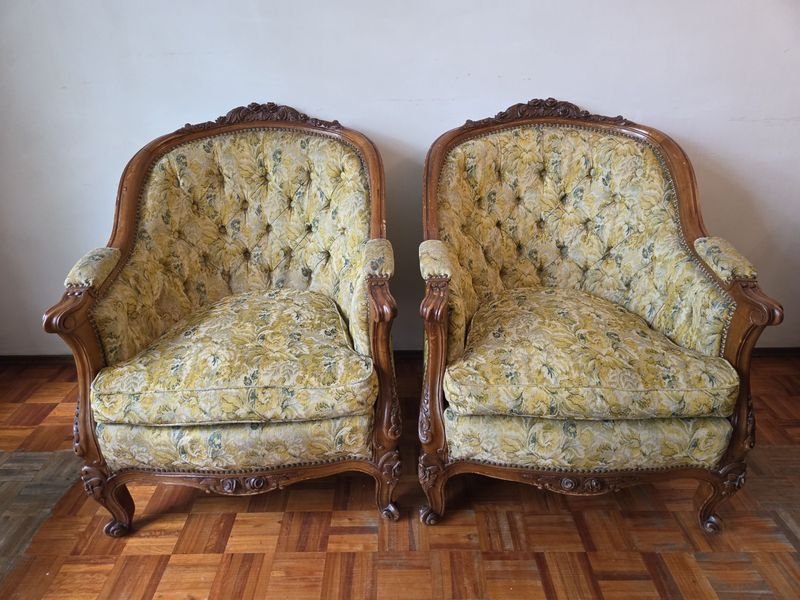 Sillones Luis XV con respaldo capitoneado y estructura en madera esculturada - imagen 2