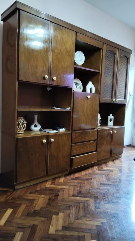 Aparador de madera con diseño antiguo