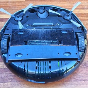 Aspiradora Robot Negra y Plateada con Cepillos Laterales - imagen 4