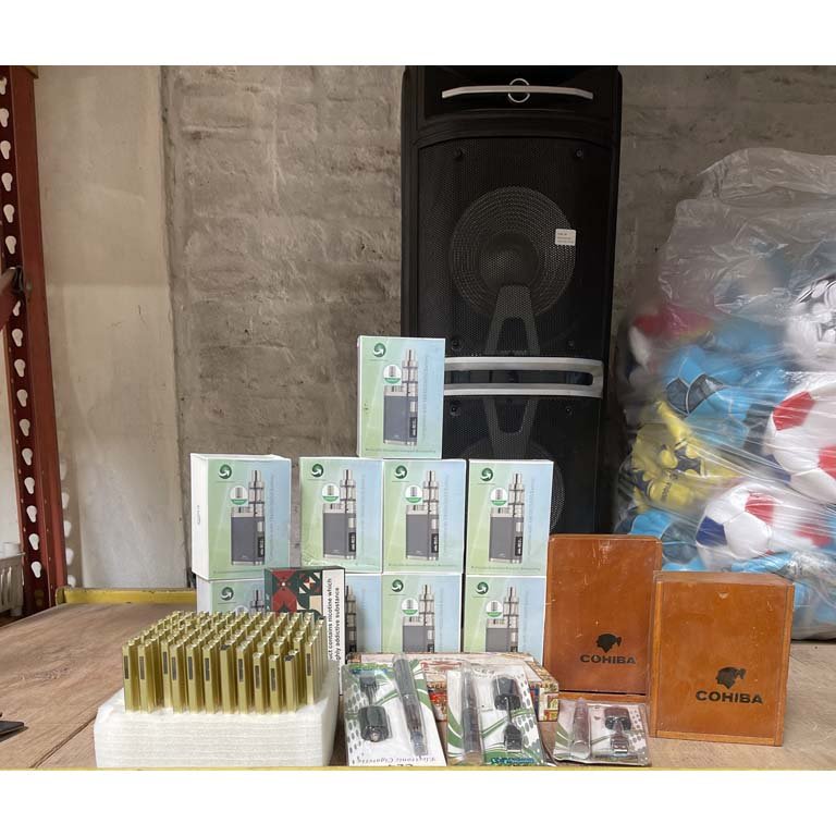 Lote de Cajas de Habano Vacías y Cigarrillos Electrónicos