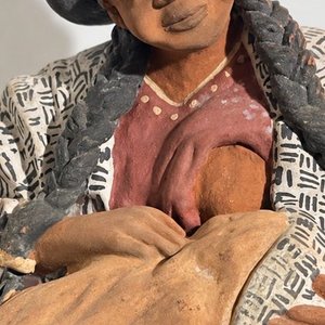 Escultura Artesanal Mujer Andina en Terracota Policromada - imagen 2