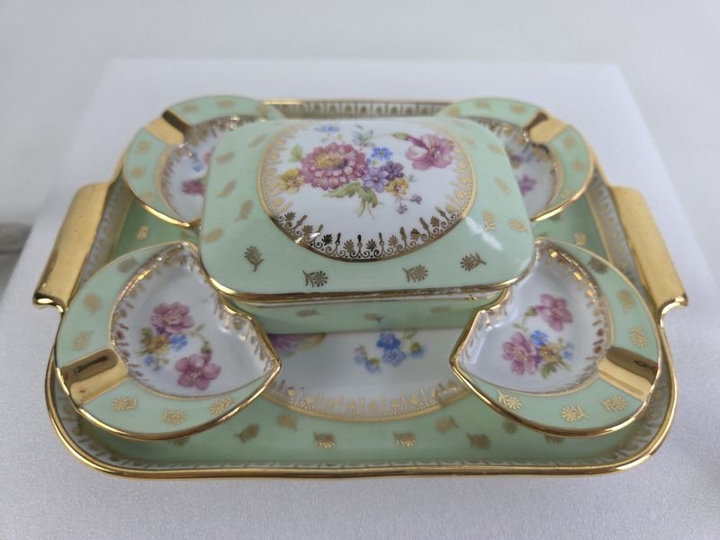 Lote siguiente: Juego de porcelana francesa Limoges, bandeja y accesorios