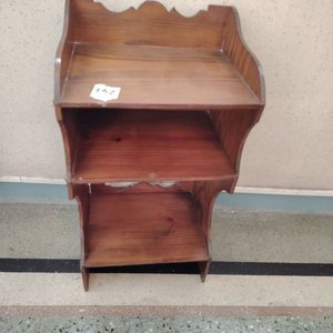 Mini Biblioteca Rústica de Madera con Tres Estantes - imagen 2