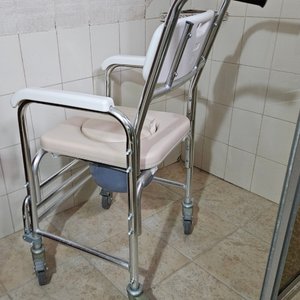 Silla de Ducha Elevadora para Inodoro con Frenos y Ruedas - imagen 3