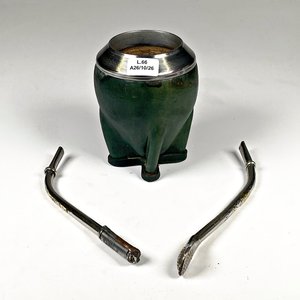 Lote siguiente: Mate de metal con virola y dos bombillas, una con escudo