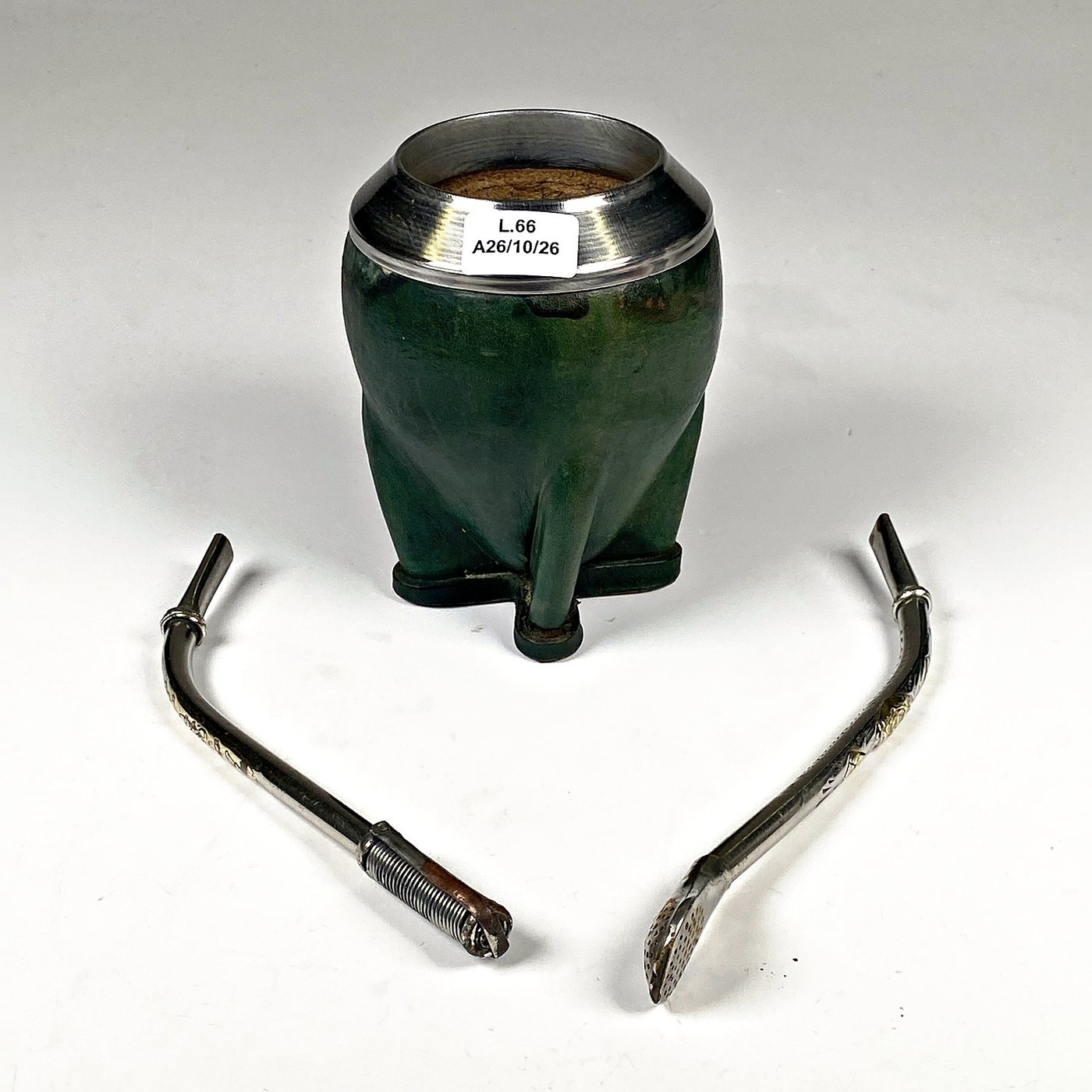 Mate de metal con virola y dos bombillas, una con escudo