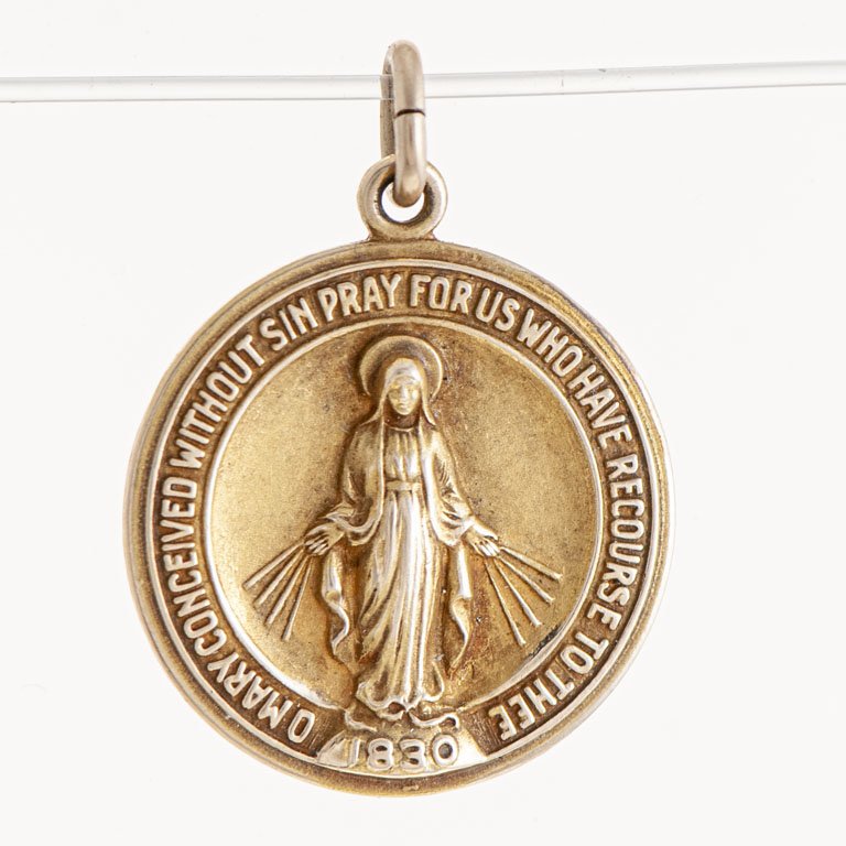Lote anterior: Colgante oro de la Virgen con detalles