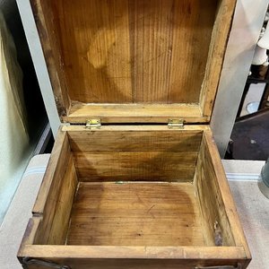 Caja Antigua de Madera con Tapa, Manija y Cierres Metálicos - imagen 4