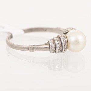 Anillo de Oro 18k con Perla Central y Circones - imagen 2