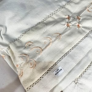Mantel de Hilo Blanco y Beige Bordado - imagen 2