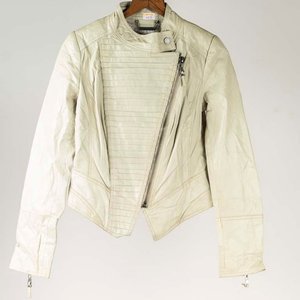 Lote siguiente: Campera de Cuero Marfil Vero Moda Talle M Nueva con Etiqueta