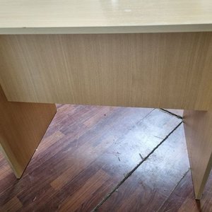 Escritorio Madera Clara con Bandeja Deslizable para Teclado y Pasacables - imagen 4