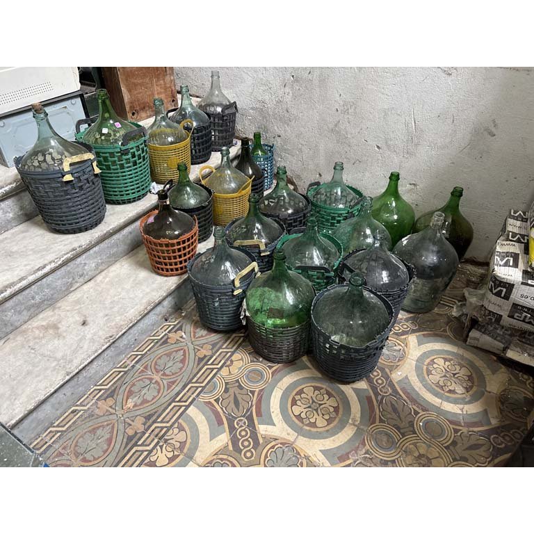 Lote siguiente: Lote de damajuanas de vidrio y wicker