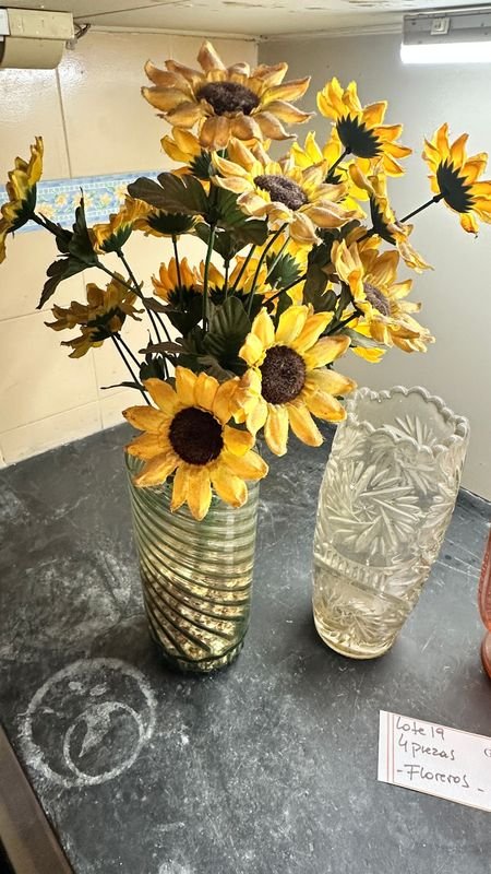 Colección de Floreros de Vidrio con Flores Coloridas - imagen 12