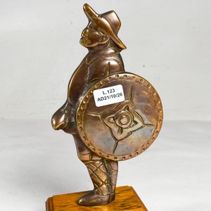 Escultura en Bronce "La Cofradía del Buen Xantar" con Base de Madera - imagen 3