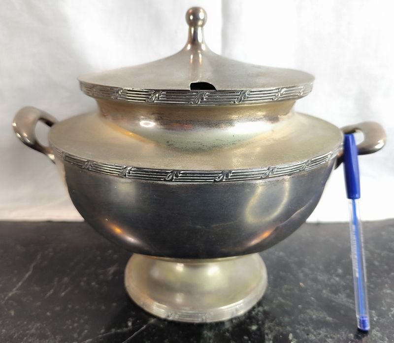 Lote anterior: Antigua sopera en platina con diseño art Nouveau