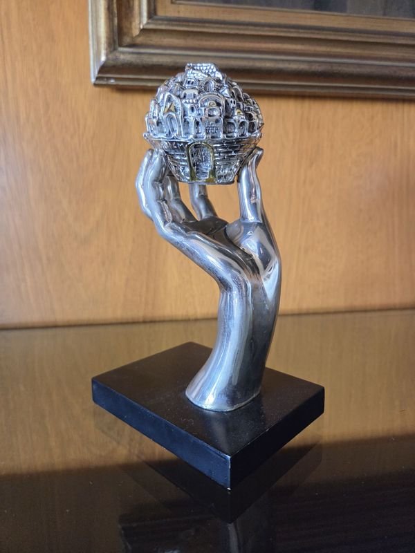 Escultura de plata con mano sosteniendo la bola de Jerusalén - imagen 2