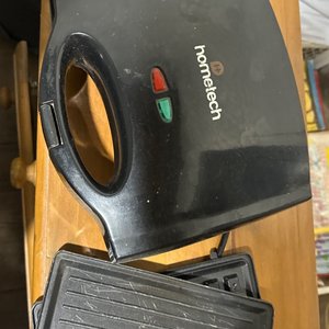 Lote siguiente: Sandwichera HomeTech Negra