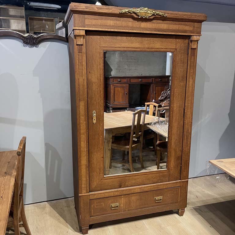Lote siguiente: Ropero inglés con marquetería: armario de estilo inglés con herrajes de bronce