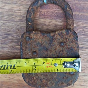 Antiguo Candado de Hierro Forjado con Guardapolvo Basculante Estilo Rústico - imagen 5
