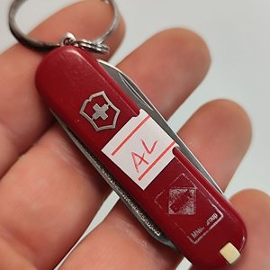 Lote siguiente: Navaja de Bolsillo Victorinox Roja Pequeña