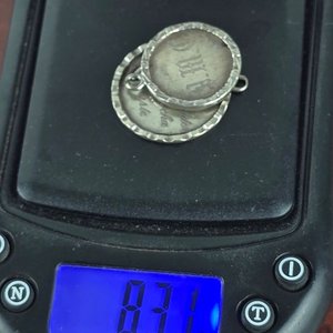 Dos Medallas Redondas de Plata con Grabados - imagen 3