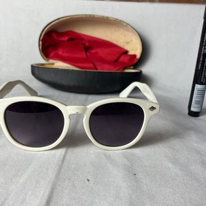 Lentes de Sol Blancos con Estuche Vintage - imagen 4