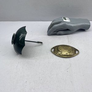 Despojador de bronce con forma de paraguas y cenicero ovalado - imagen 3