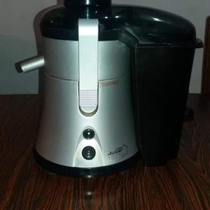 Lote siguiente: Juguera con vaso y separador de pulpa Britania completa