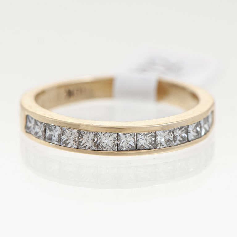 Lote siguiente: Anillo de oro 18k con diamantes princesa
