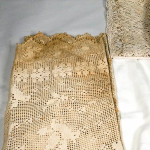 Tres Manteles Blancos de Hilo Calado con Detalles de Encaje - imagen 3