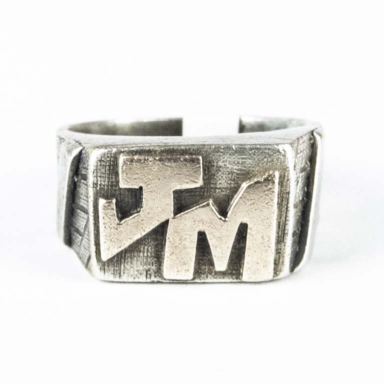 Anillo de plata con iniciales JM - Peso: 7,7gr