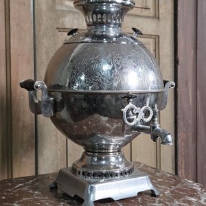 Samovar Eléctrico de Metal Plateado con Cable - imagen 4